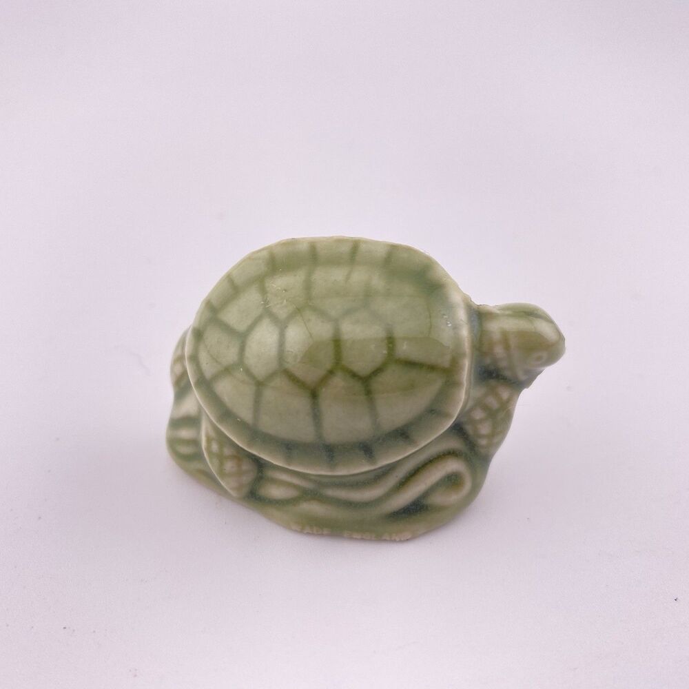 Vintage 1990s Green Sea Turtle figurine from the Wade Whimsies North American
